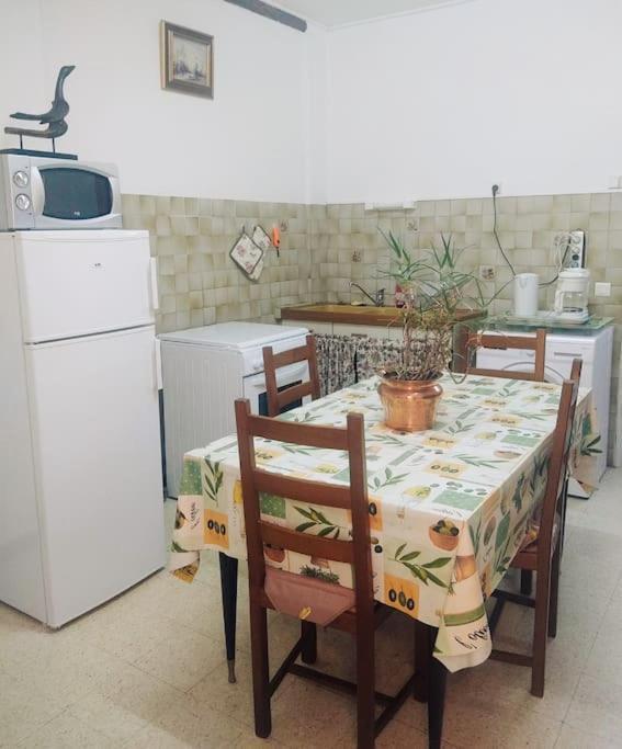 Gîte et jardin en bord de rivière Saumane Extérieur photo